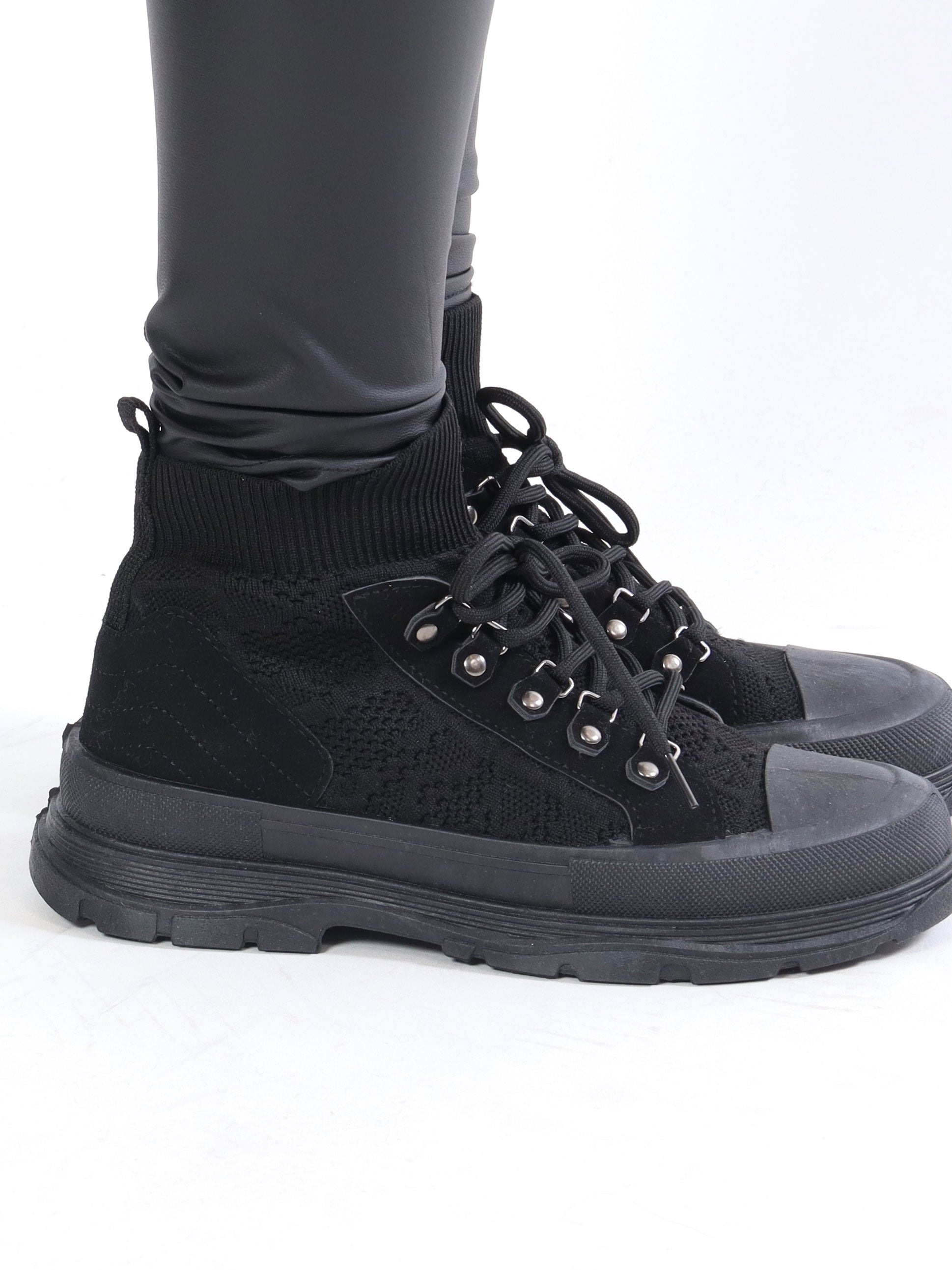 Liva - Sock sneakers med spetsdetaljer - Beige